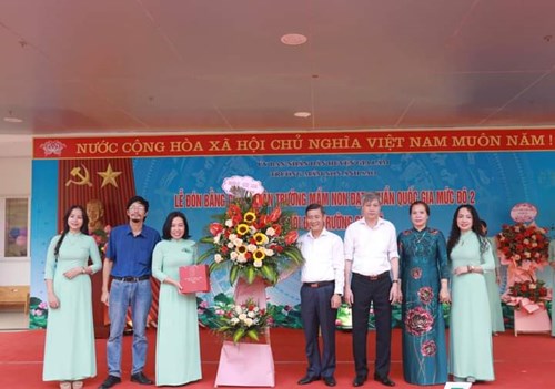  BGH nhà trường nhận hoa và quà của các vị lãnh đạo và khách quý.